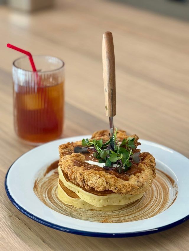 チキンがのったパンケーキ