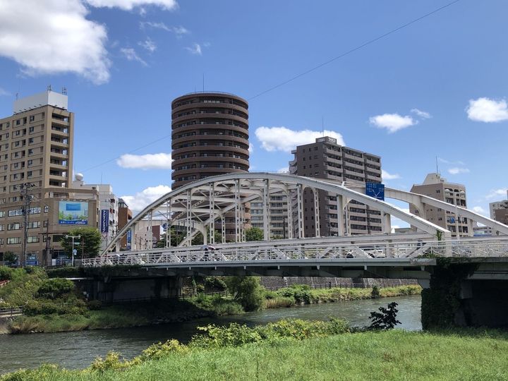 北上川に架かる「開運橋」