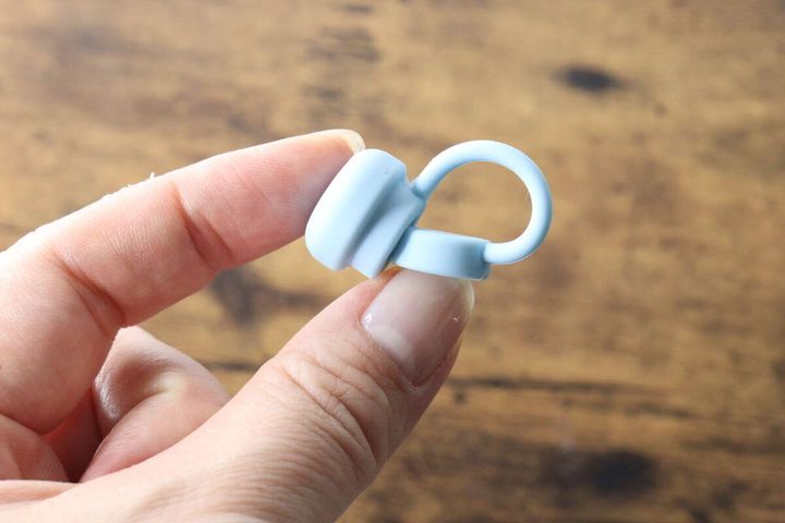 指でつまんで見せている水色のストロートッパーキャップ