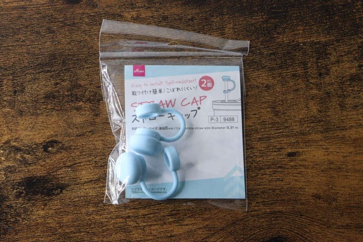 ダイソーのストロートッパーキャップがパッケージに入っている