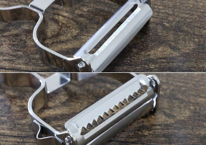 オールステンレス2WAYピーラーの刃の部分をアップで捉えた写真。上段は皮むき用、下段は千切り用の刃