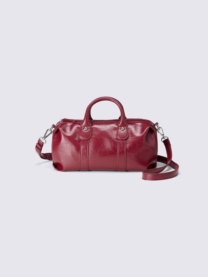 赤いヴィンテージ風のダッフルミニバッグ