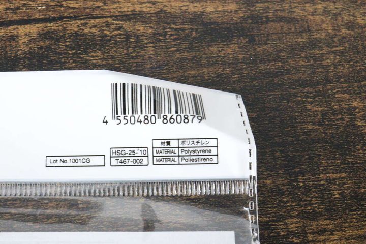 ステッカーミラーのパッケージに記載されたバーコードと材質表示のアップ