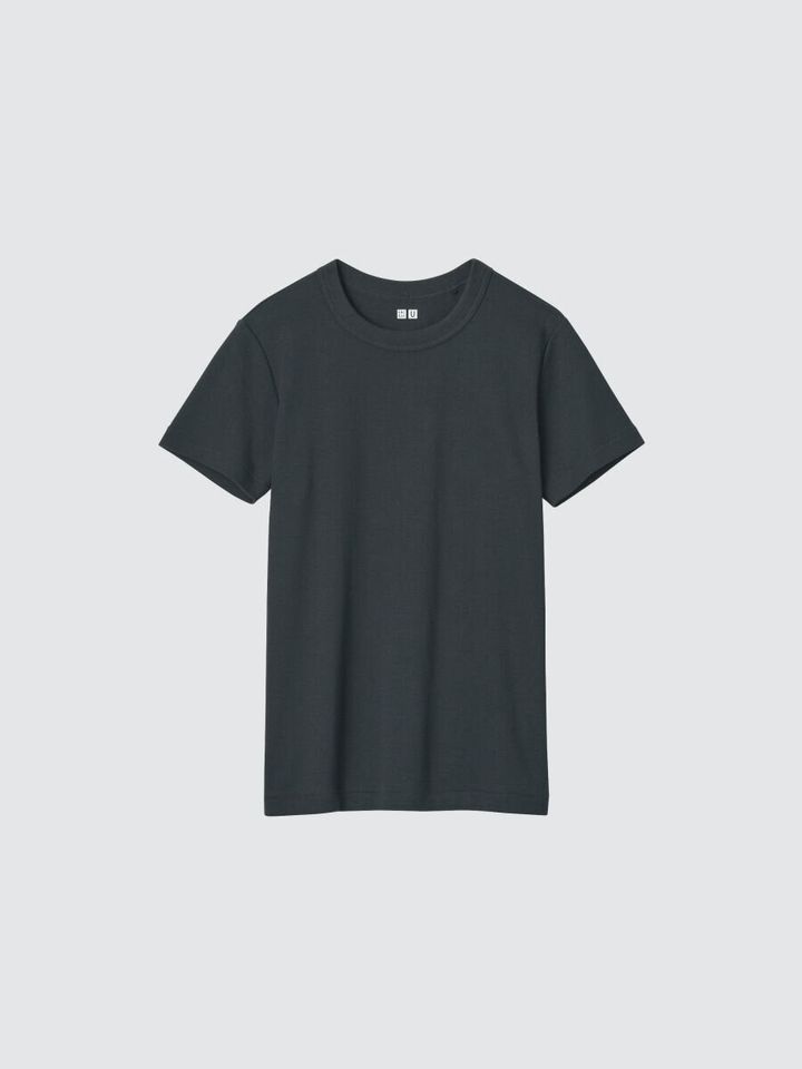 黒色のクルーネックTシャツの平置き写真