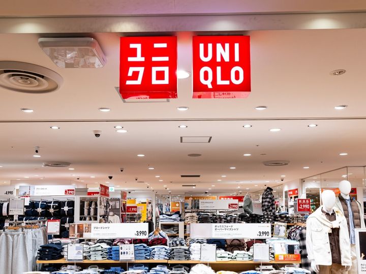 ユニクロの「ブラッシュドジャージーバレルレッグパンツ」は、やわらかなブラッシュドジャージー素材を使った男女兼用のバレルシルエットパンツです。長時間の着用でもストレスを感じにくいと話題になっており、その魅力を紹介します。