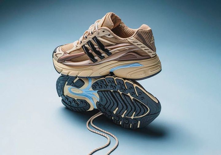 adidas Originals（アディダス オリジナルス）が、Pharrell Williams（ファレル・ウィリアムス）と手掛ける「VIRGINIA ADISTAR JELLYFISH」から、新色「タン」モデルを2026年8月22日に発売する。モノクローム調の落ち着いたカラーリングと、シリーズを象徴する大胆なシルエットを融合した一足となっている。