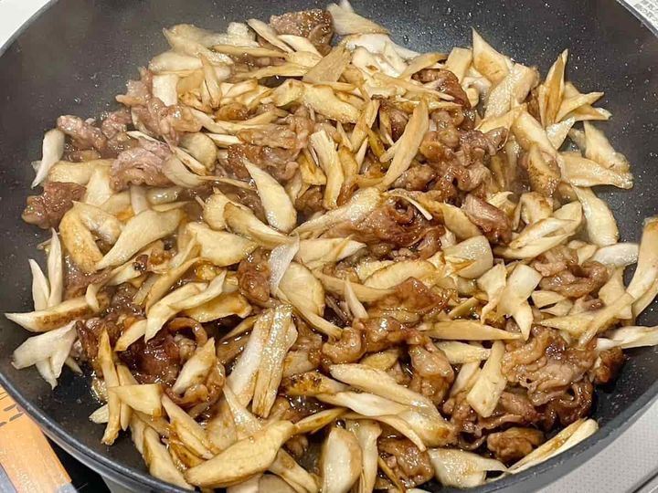 かつお節がけのごぼう牛丼