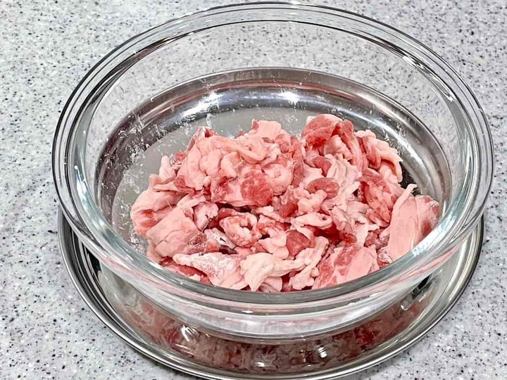 かつお節がけのごぼう牛丼