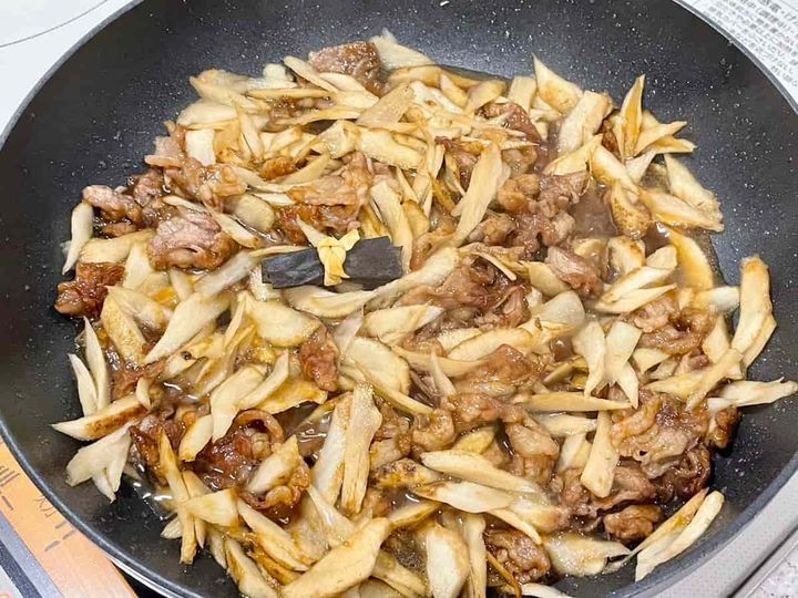 かつお節がけのごぼう牛丼