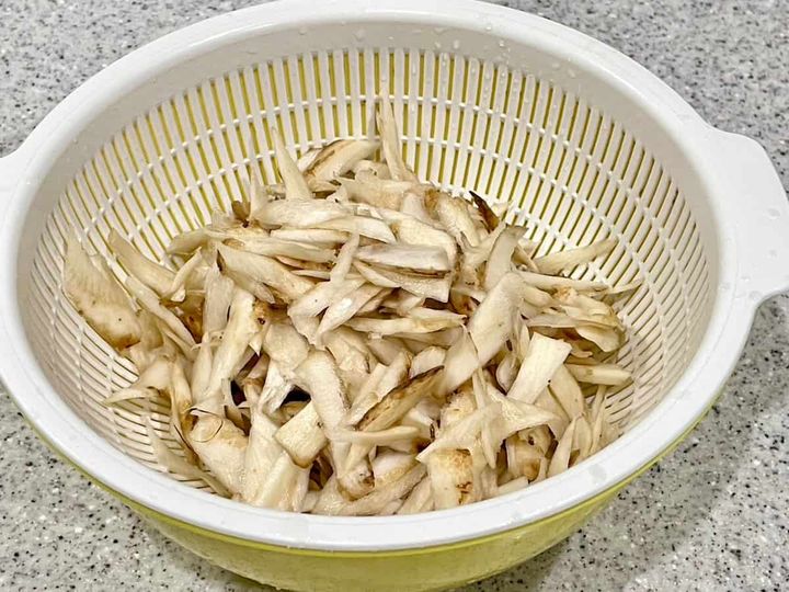 かつお節がけのごぼう牛丼