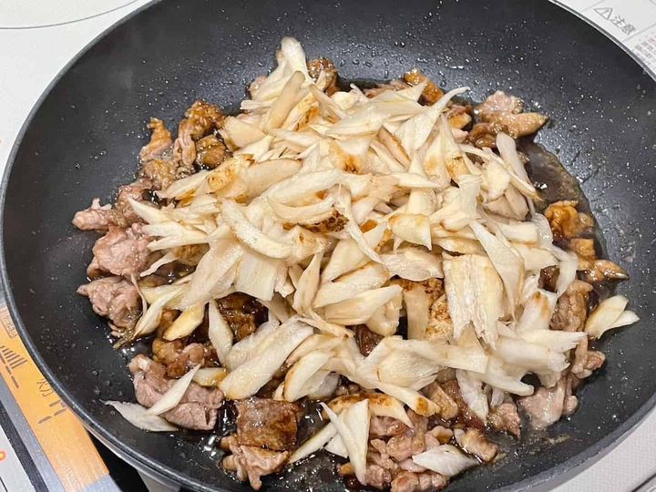 かつお節がけのごぼう牛丼
