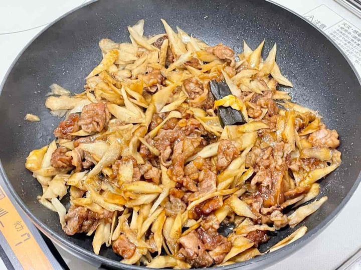かつお節がけのごぼう牛丼
