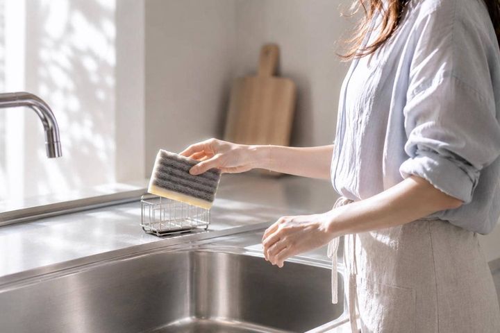 フライパン、熱いうちに水をかけていい？意外と知らない「洗うタイミング」の基本