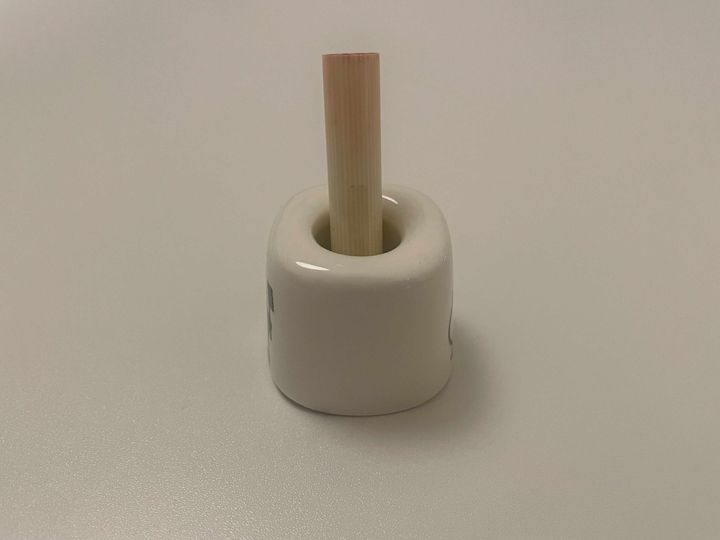 印鑑または短いボールペンを穴へ差す
