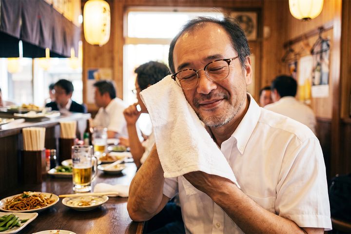 おしぼりで顔を拭く“おじさん”、どう思う？ ※画像はイメージです