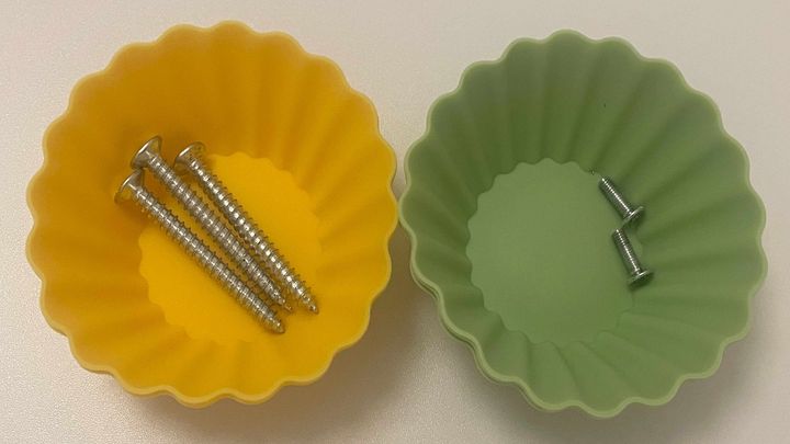 外したネジやボルトを種類ごとに分けて入れる