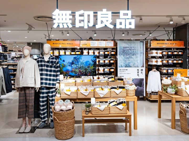 無印良品の「撥水 リップストップ ラウンドジップ ウォレット」は、軽くて丈夫なリップストップ生地を使ったコンパクトなお財布です。アウトドアシーンから普段使いまで幅広く活躍すると話題になっており、その魅力を紹介します。