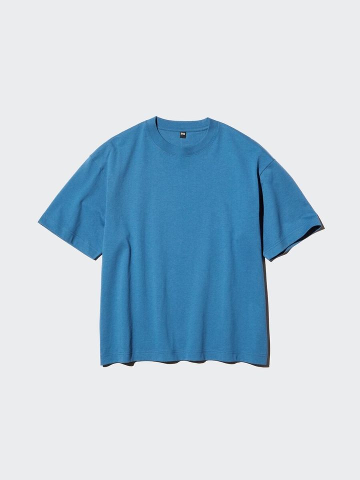 鮮やかな青色のボクシークロップドTシャツが平置きされている