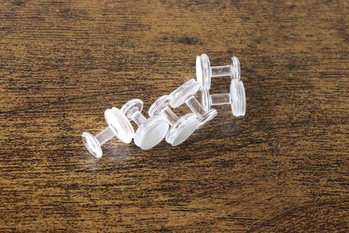 木目調の台に置かれた透明なフック6個
