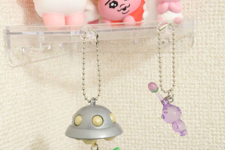 ディスプレイ棚から吊り下げられたキーホルダー2個