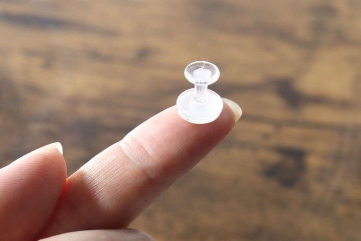 人差し指の先に乗せられた透明なフック