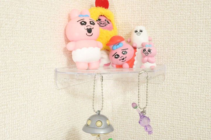ディスプレイ棚に飾られたマスコットとキーホルダー