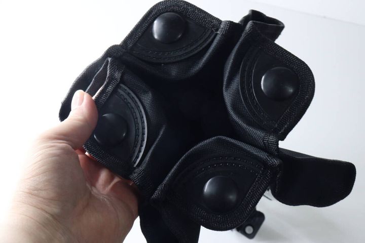 手で持った折りたたみチェアの座面裏側と脚の接続部