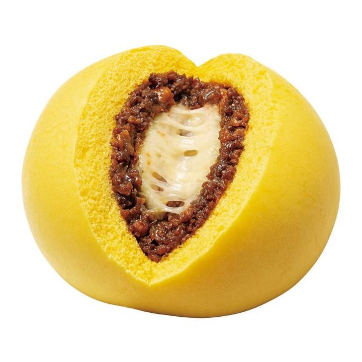 黄色いタコスまんの断面からタコスミートとチーズ