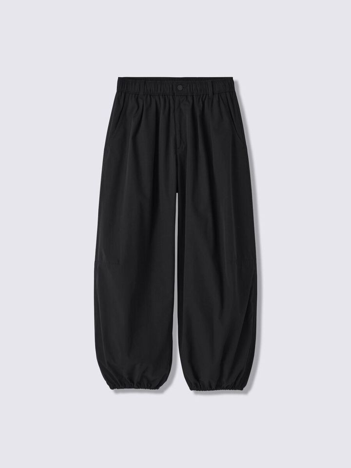 黒いバルーンパンツが平置きされ、ウエストがゴム仕様になっている