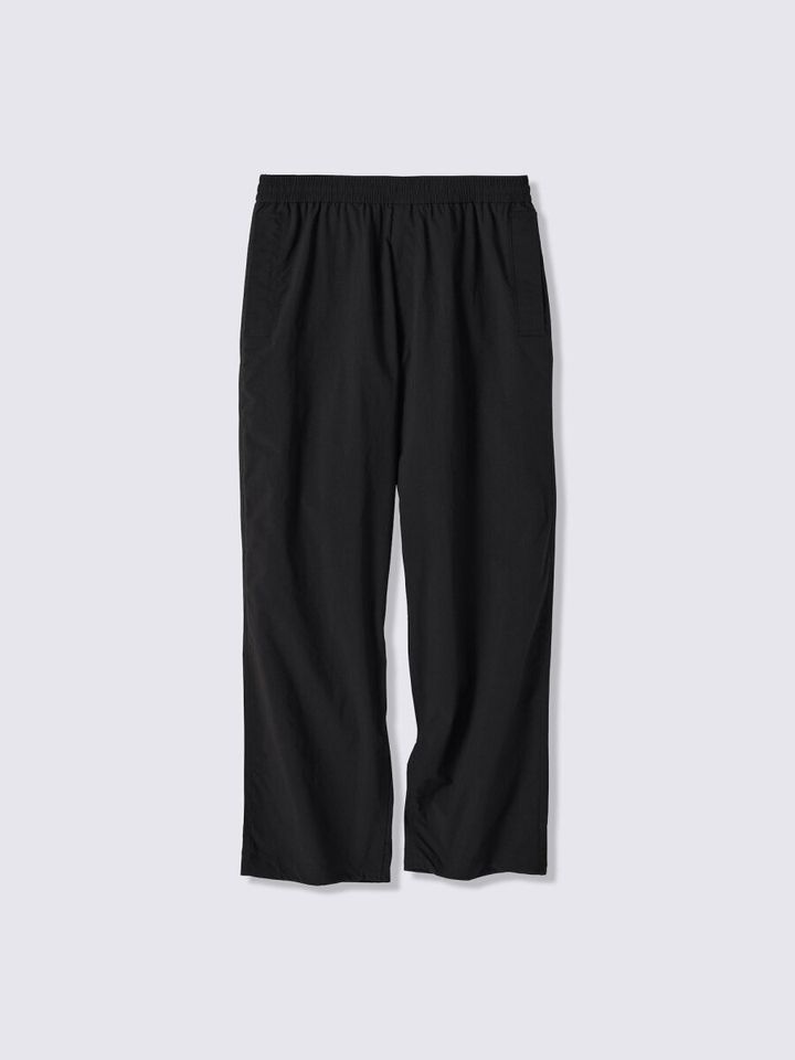黒いナイロンリップストップユーティリティパンツが平置きされている