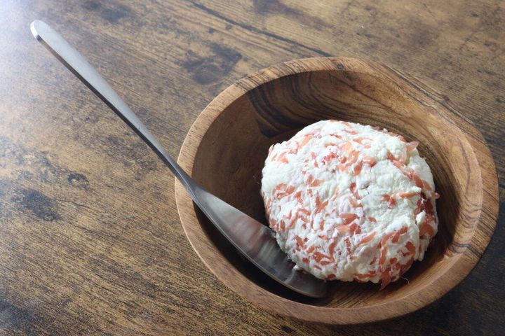 アカシアボウルにチーズと生ハムを混ぜた料理が盛られている