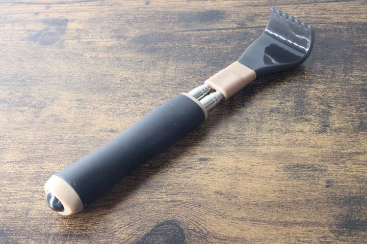 縮んだ状態のダイソーの孫の手を斜め上から撮影