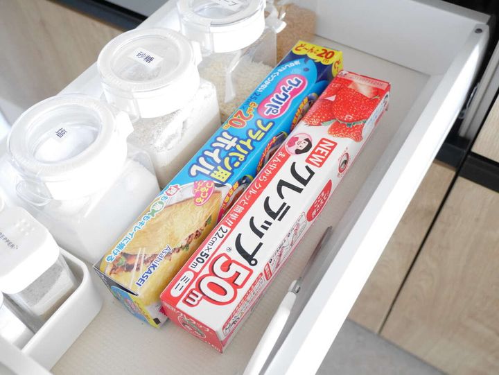 ゴールデンゾーンの引き出しにラップやアルミホイルが並んでいる