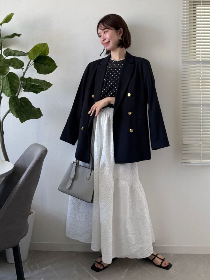 黒ドット柄シアーTとジャケットの秋先取りコーデ