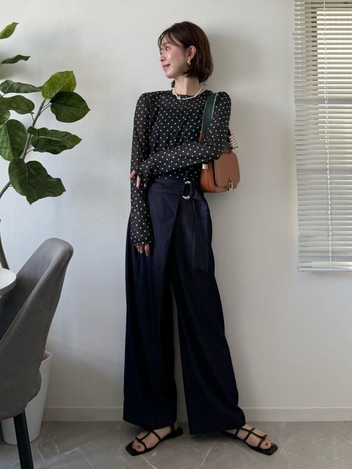 黒ドット柄シアーTと濃色デニムのレトロコーデ