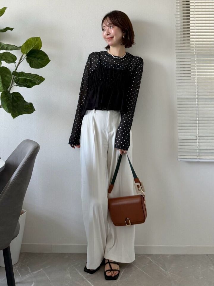 黒ドット柄シアーTと白パンツの華やかコーデ
