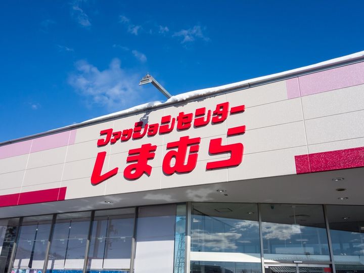 「ファッションセンターしまむら」から、1976年創業の原宿のクレープ専門店「マリオンクレープ」とのコラボ商品が登場しました。メニュー表のようなデザインのシールセットが話題になっており、その魅力を紹介します。
