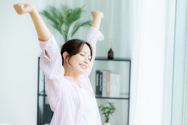 伸びをする女性 息抜きやリフレッシュイメージ