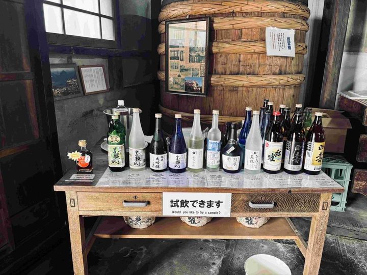試飲のほか、昔ながらの蔵や醸造設備の見学もできる