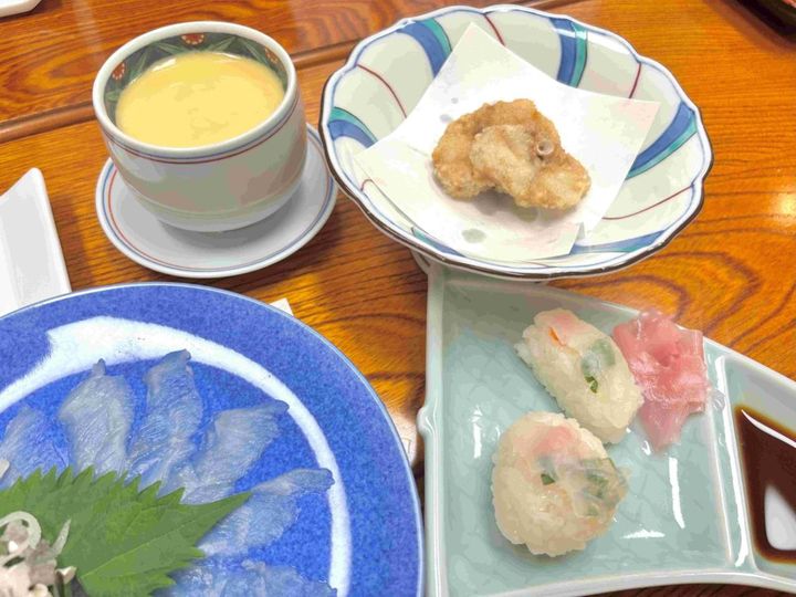 ふぐの出汁たっぷりのふぐ入り茶碗蒸し（写真右上）