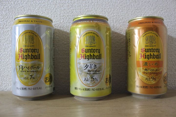 新商品の「角ハイボール缶〈夕どき〉」（中央）