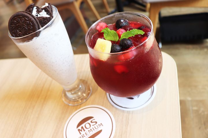 （左から）「ご褒美シェイク クッキー＆クリーム」880円、「サングリア 赤（赤×オレンジ×カシス）」880円