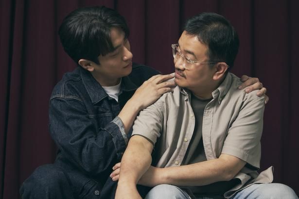 【写真を見る】息ぴったりのヨン・サンホ監督とパク・ジョンミン！見つめ合う和気あいあいカットを撮りおろし 撮影/興梠真穂
