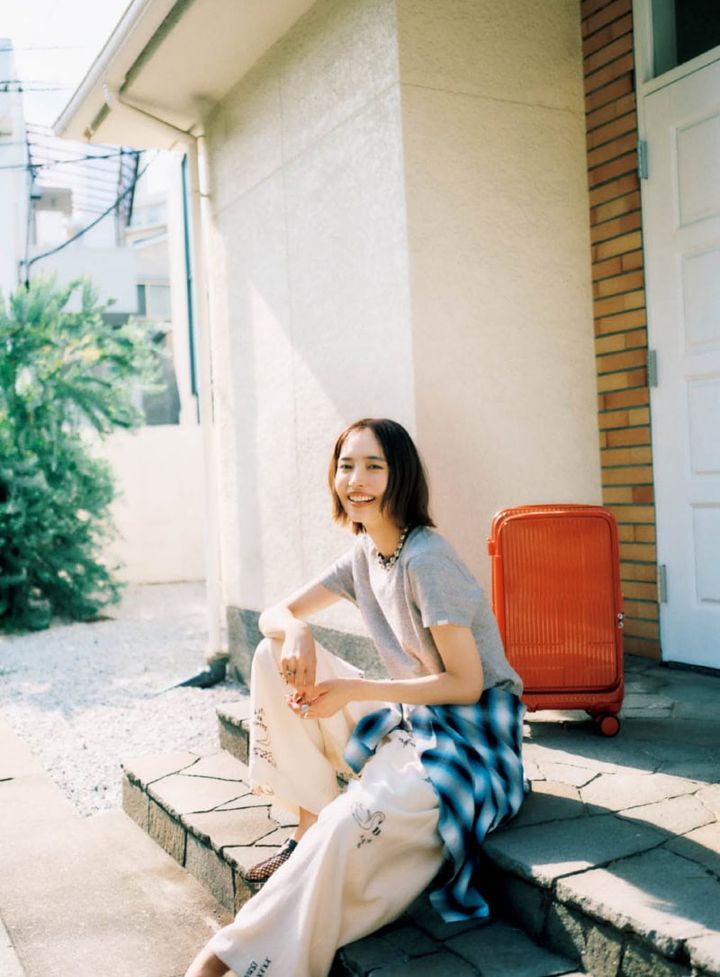 Ｔシャツ¥7,700（オブラダ／シンチ） パンツ¥8,800（KBF／KBF ルミネエスト新宿店） シャツ¥33, 000（フィーニー） ネックレス¥220,000（アプシス） 右手のリング¥55,000（マリハ） 左手のリング¥33,000（mysha／ロードス） シューズ¥20,900（モリーニ／ジャック・オブ・オール・トレーズ プレスルーム） キャリーケース¥26,400（イノベーター／トリオ）