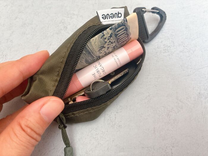 【セリア】ファスナーしかないじゃん…→開けて仰天！『極薄ポーチ』の実力が凄かった。超おすすめです♪