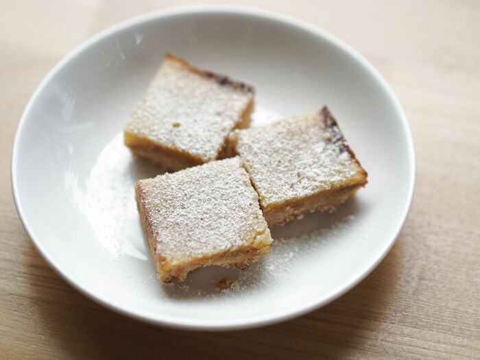 【甘酸っぱくて爽やか】アメリカ定番おやつ！サクしっとり食感がたまらない「レモンスクエア」の作り方