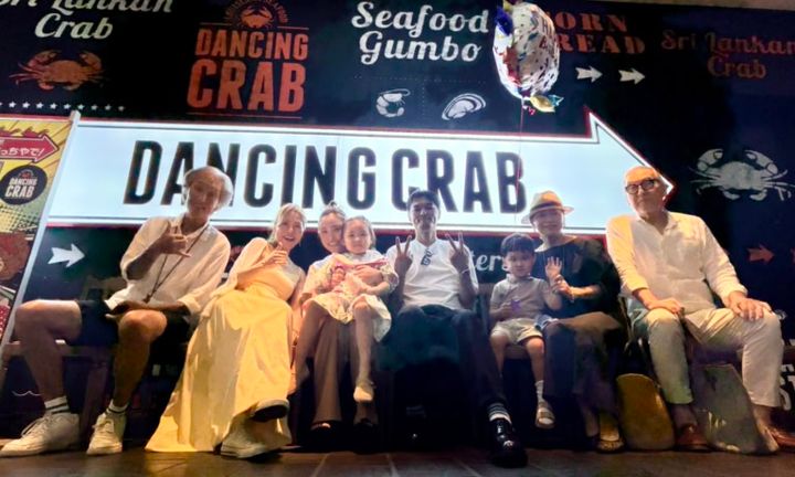 大阪・グランフロント南館にある『DANCING CRAB』でファミリーが集合