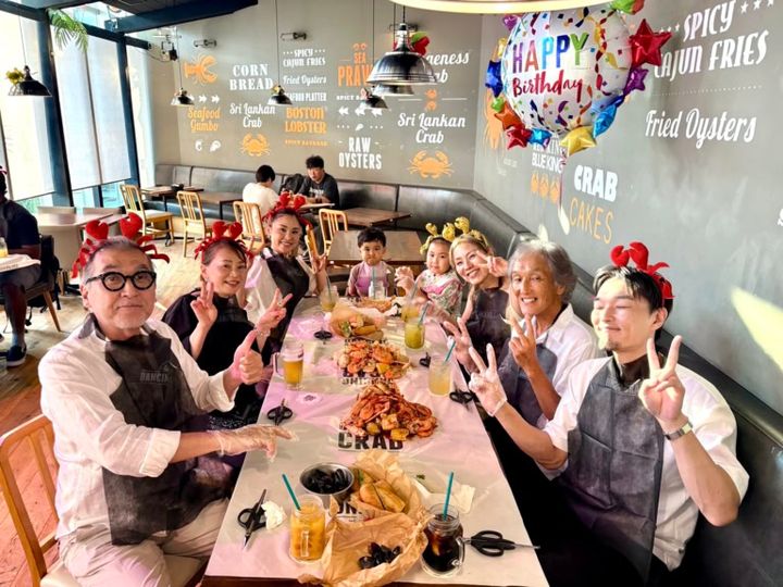 大阪・グランフロント南館にある『DANCING CRAB』にて家族の集合写真