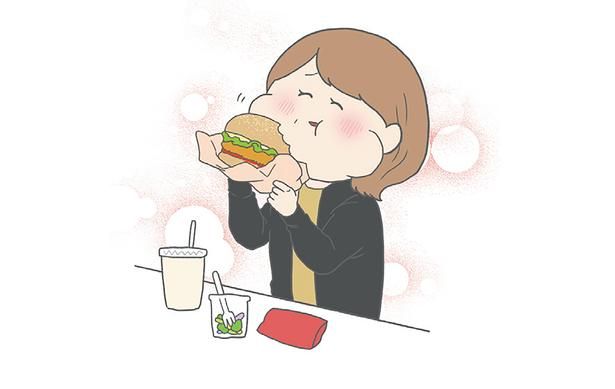 ハンバーガーを食べる義母 （C）チリツモル／KADOKAWA