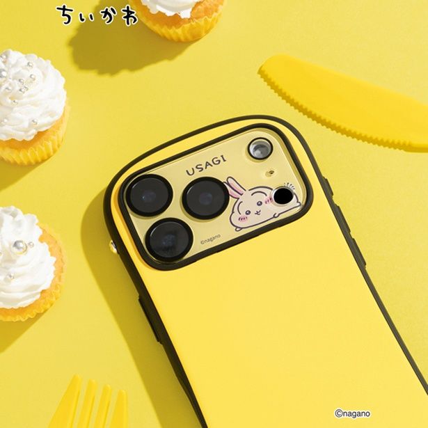 「ちいかわ iFace 強化ガラス カメラレンズプロテクター」(2200円)、「うさぎ/うにうに」デザイン (C)nagano